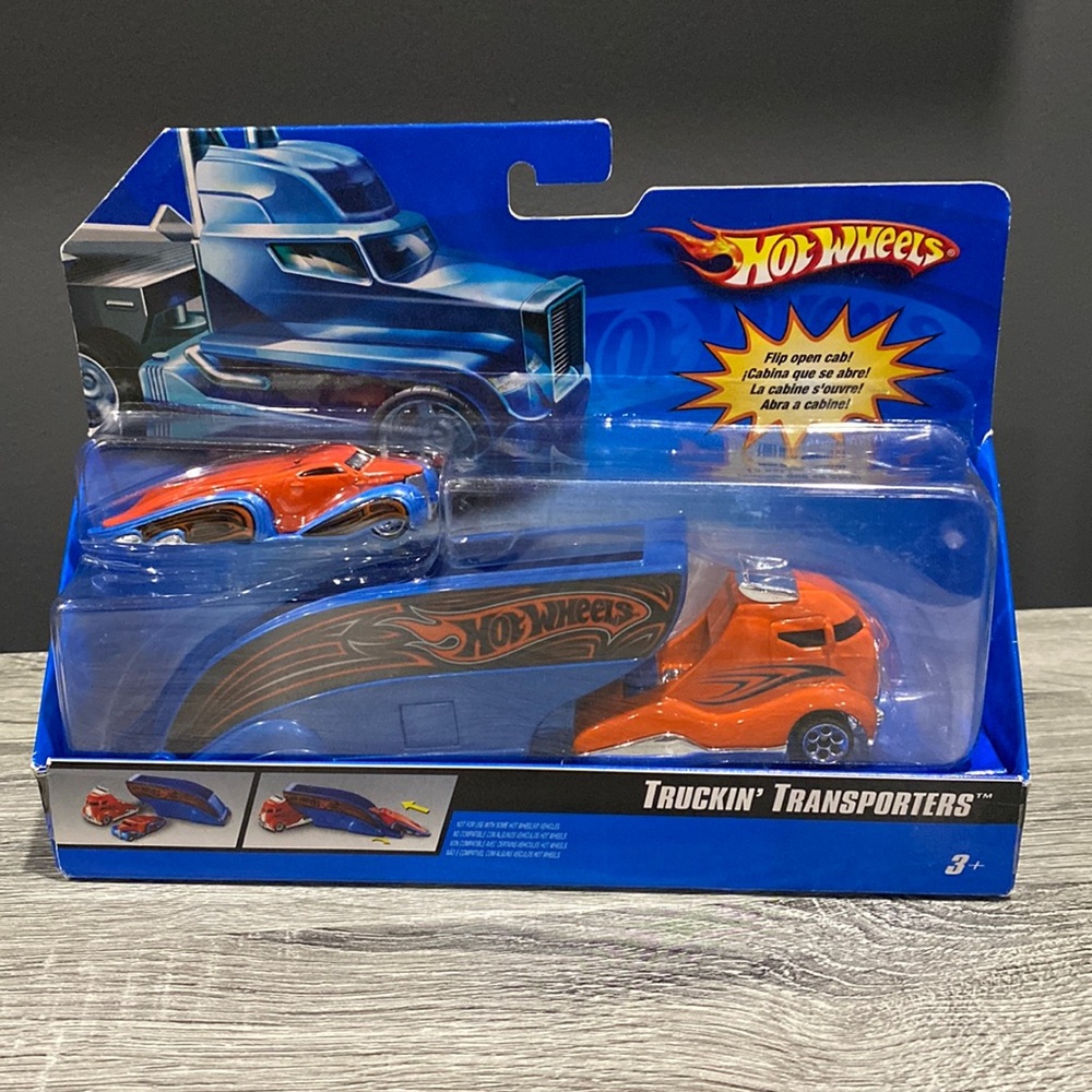 Hot Wheels | Truckin’ Transporters: Semi Hauler K5136 w/1:64 Die Cast Car